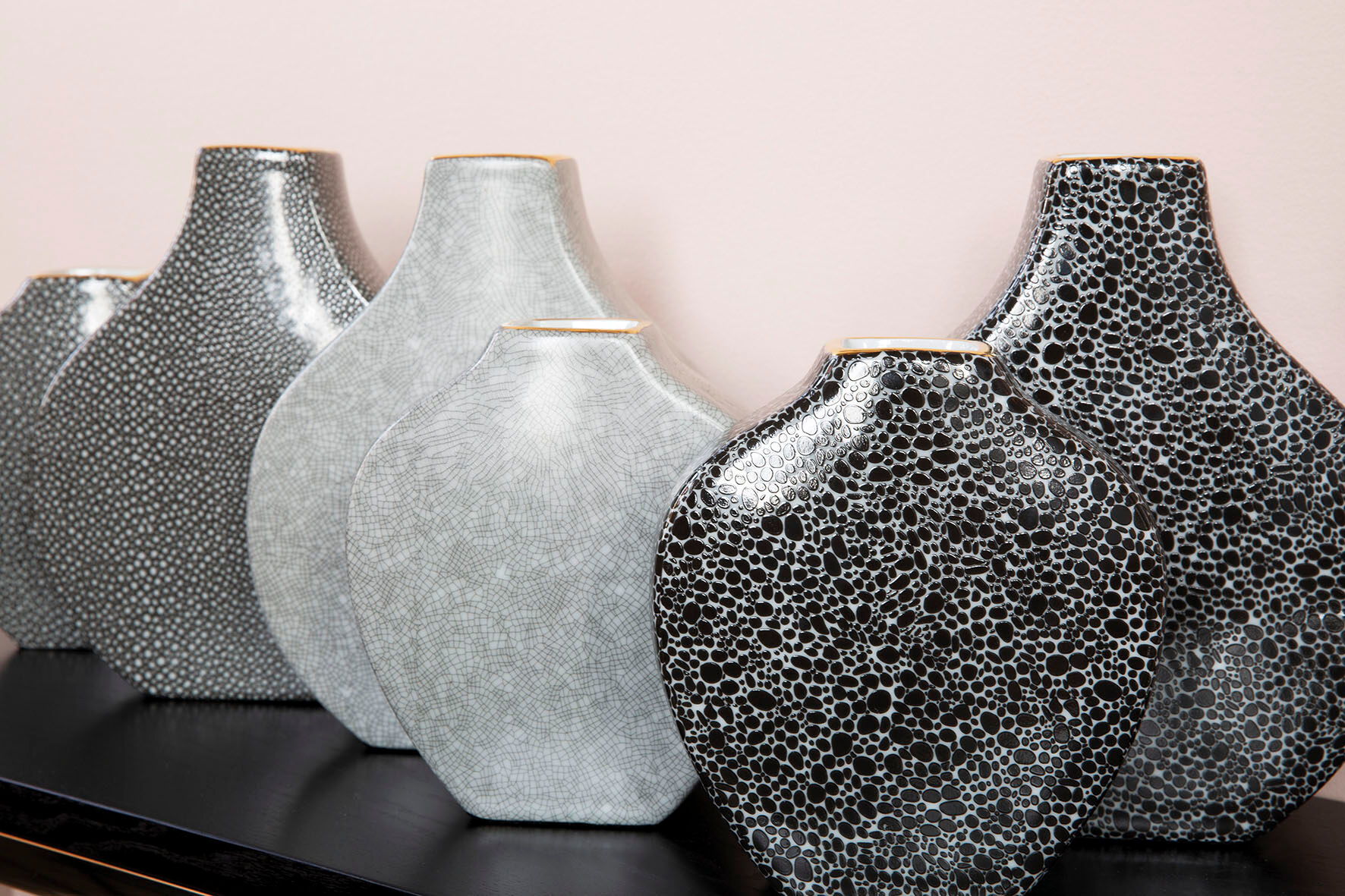 Tischvase FINK "MINTA, Höhe ca. 23 cm, Dekovase aus Porzellan, mit goldfarbenem Rand", grau, B:19,5cm H:23cm T:6cm, Porzellan, Vasen, Tischvase, eckige schmale Öffnung, für einzelne Blumenstiele grau B/H/T: 19,5cm x 23cm x 6cm
