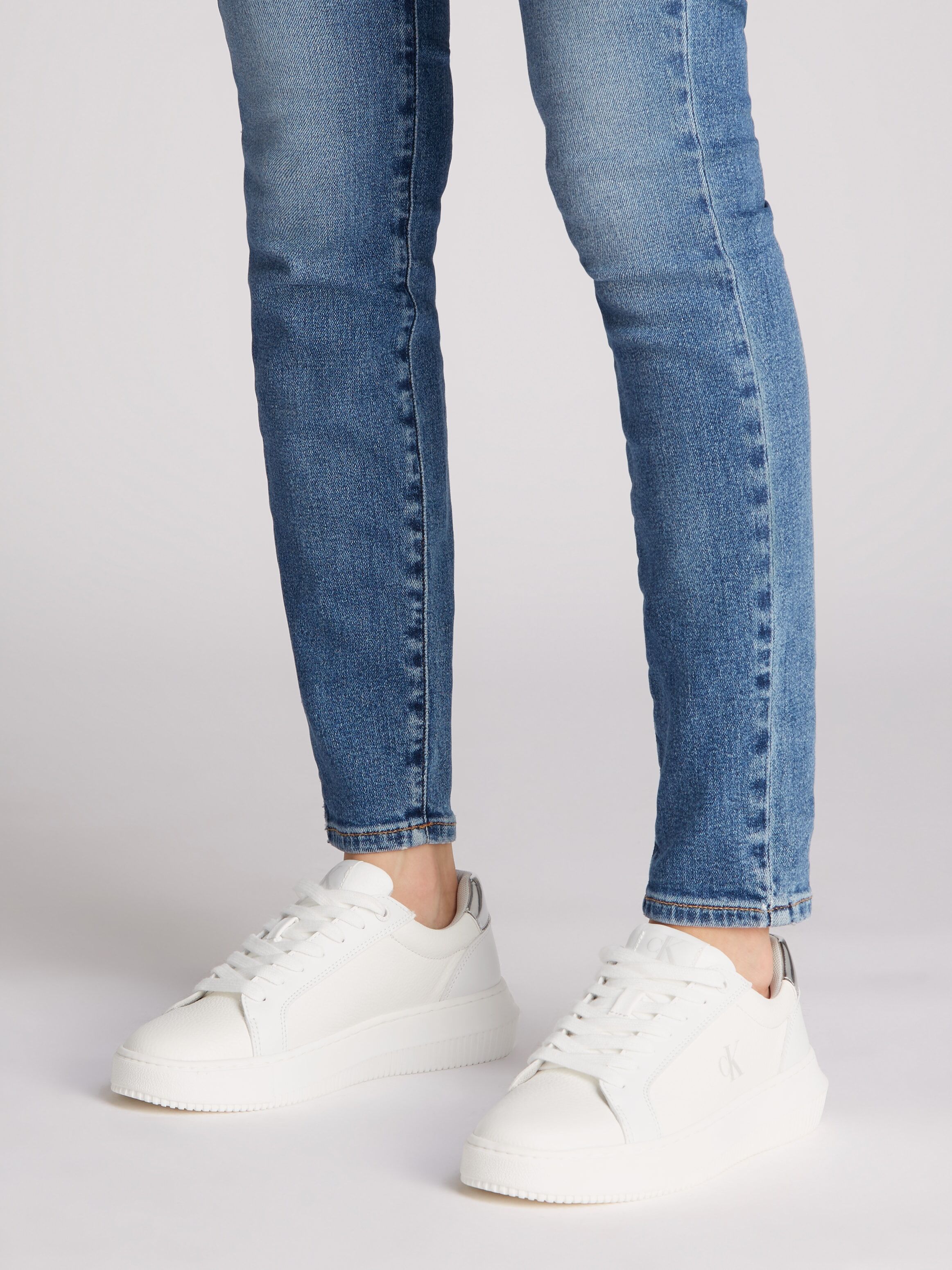 Sneaker CALVIN KLEIN JEANS "CHUNKY CUPSOLE LOW MG", Damen, Gr. 40, Textil, silber (weiß, silberfarben), Leder, Schuhe Sneaker, Schnürschuh, Freizeitschuh, Halbschuh mit Fersenkontrast