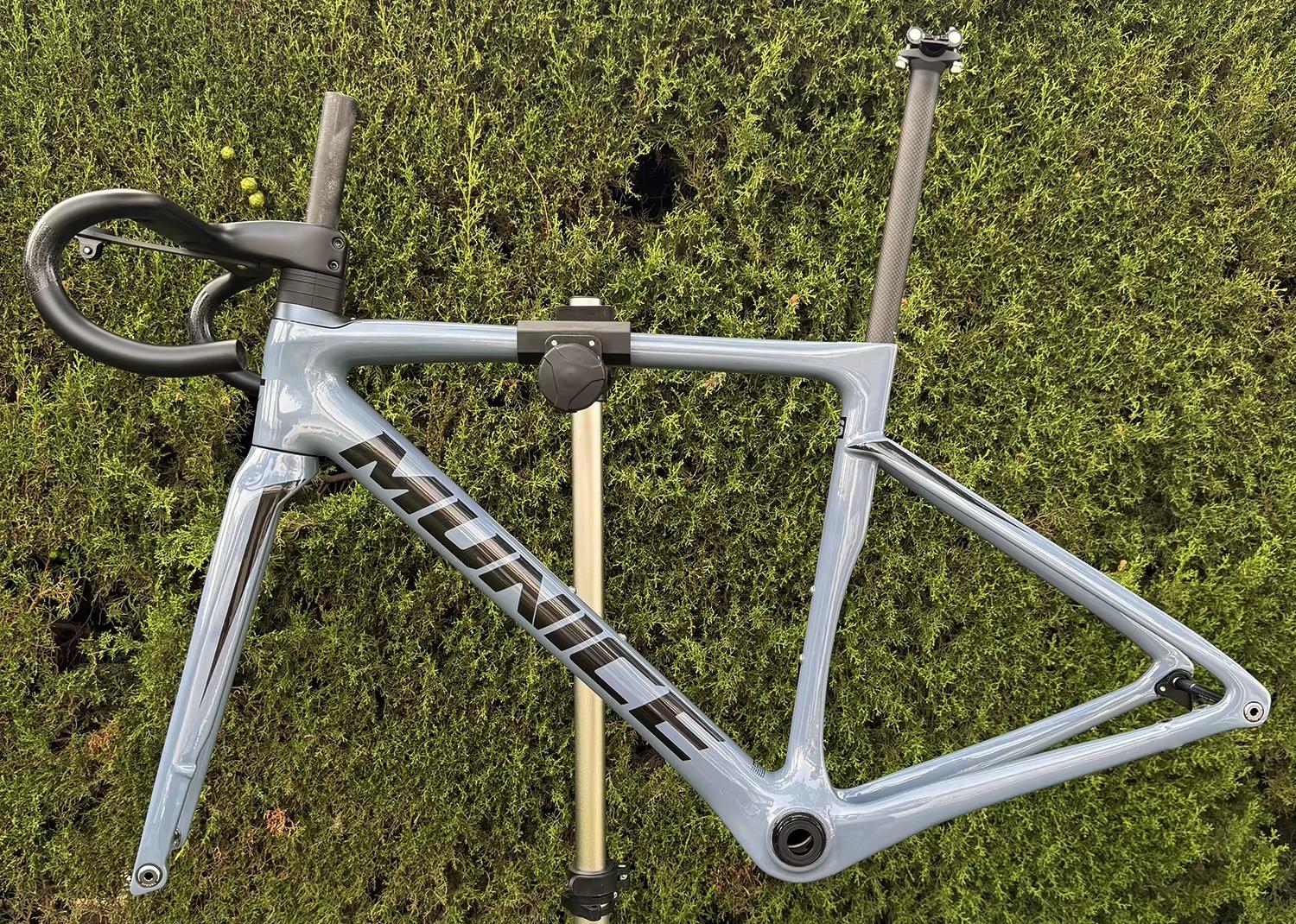 Carbon-Rennradrahmen-Set - RF035 - Aerodynamisch - Scheibenbremse - Reifen bis 700x32C - Vollständig innenliegende Kabelführung - XS - Glänzend hellblau