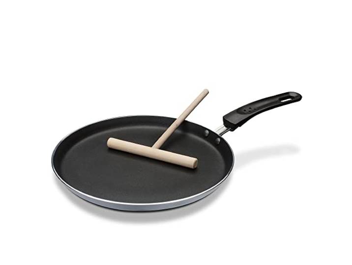 GSW Crêpe-Pfanne – flache Pfanne für Crêpes, Pancakes, Palatschinken und Eierspeisen, inkl. Teigverteiler, auch für Induktion, Antihaftbeschichtung – Aluminium, 26 cm