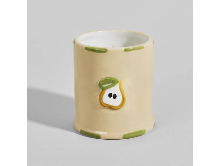 Duftkerze aus Keramik mit Birnenmotiv, Duftrichtung „Birnenkrümel“.