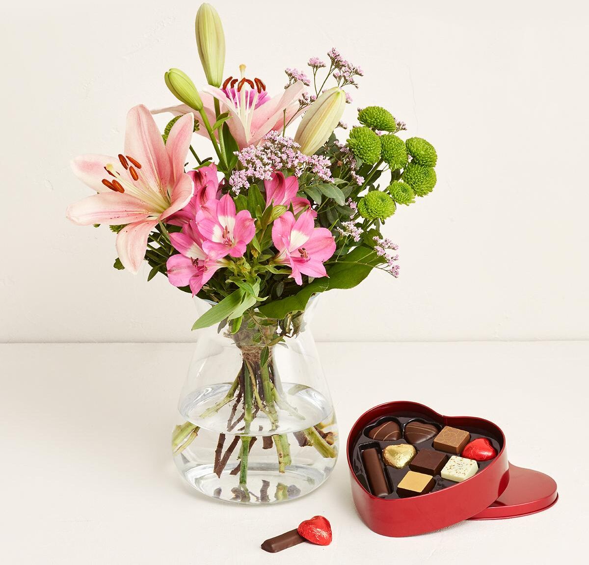 Den fine liljehilsen med chokolade hjerte  Send Blomster  Interflora