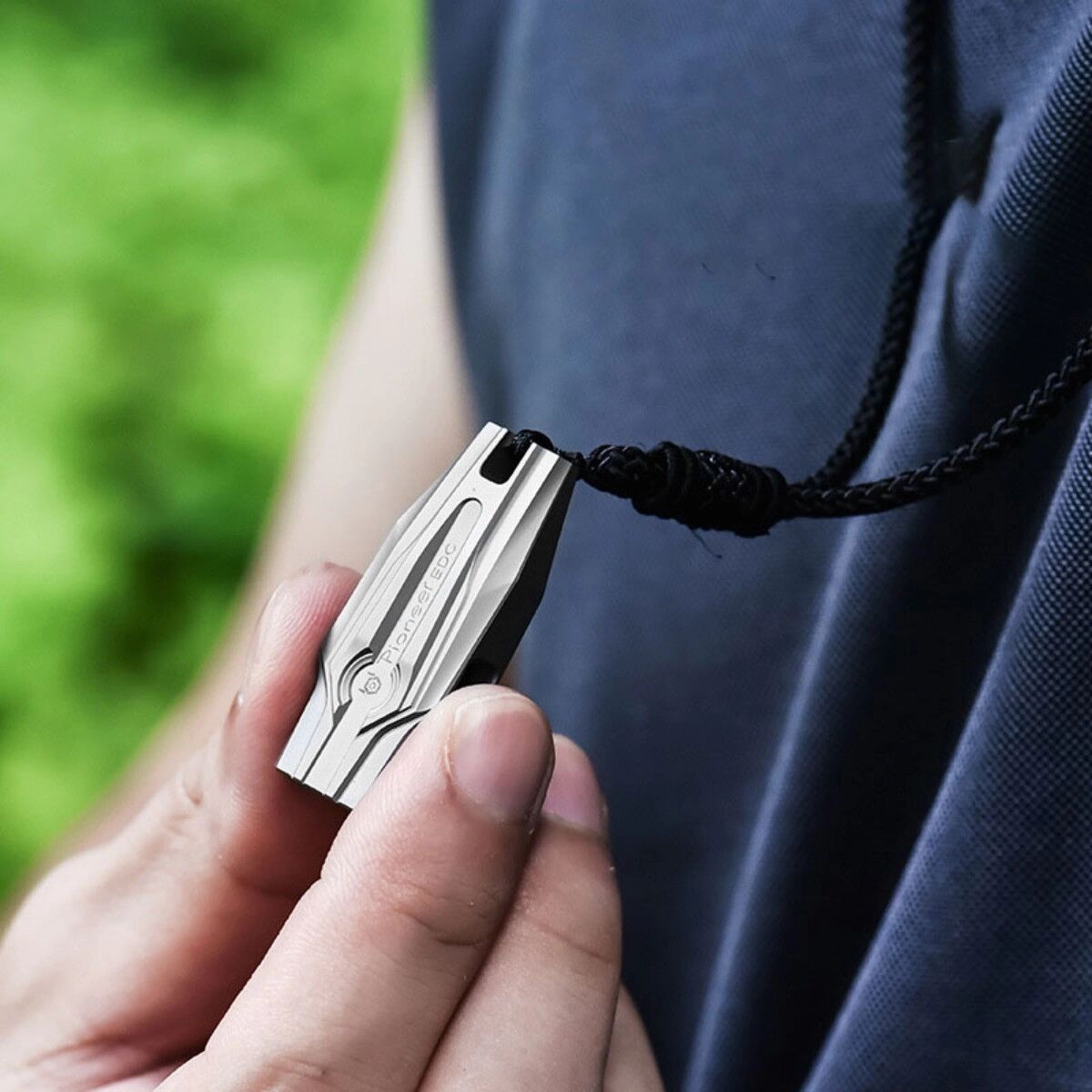 INF Sifflet de survie en alliage de titane avec cordon - Sifflet EDC double-tube haute fréquence pour secours d'urgence