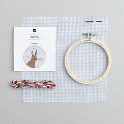 Stickpackung Gezählter Kreuzstich, Romantischer Hase, Ø10cm