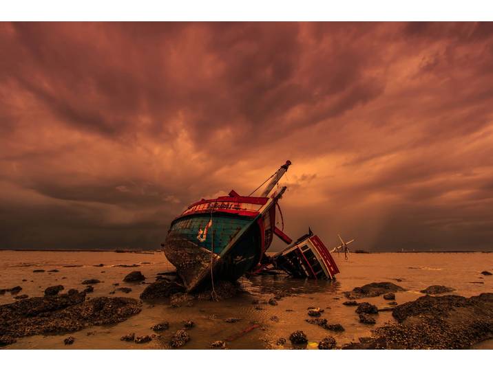 Fototapete PAPERMOON SCHIFFSWRACK-STRAND KLIPPEN WALD SEE SONNE GEBIRGE BOOT , bunt, B:2m L:1,49m, Vlies, Tapeten, Fototapete
