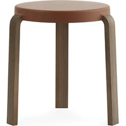 Tap Hocker karamellfarbig mit Beinen aus Nussholz