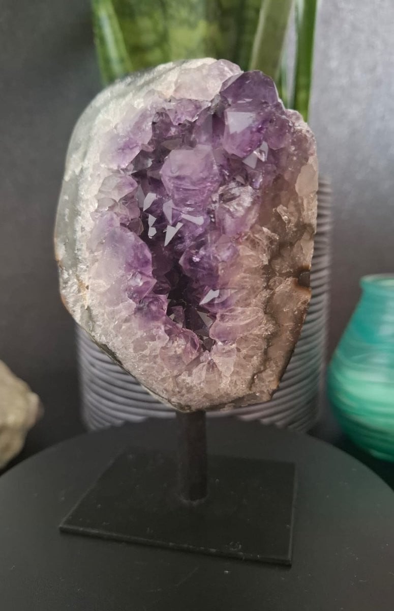 Healing Magic 777 Amethist op standaard voor rust, bescherming en spirituele groei