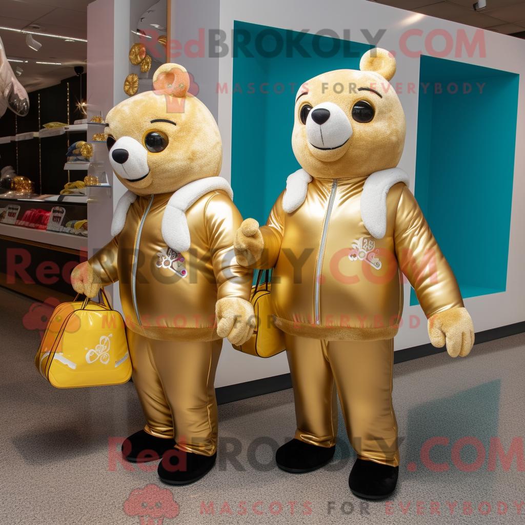 Maskottchen-Charakter REDBROKOLY eines goldenen Paar Schlittschuhe bekleidet mit einem Spielanzug und Tragetaschen