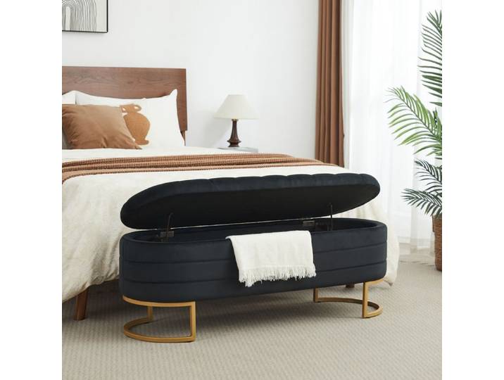 Banc coffre bout de lit EVRYAE en velours noir style Chesterfield pieds en métal doré