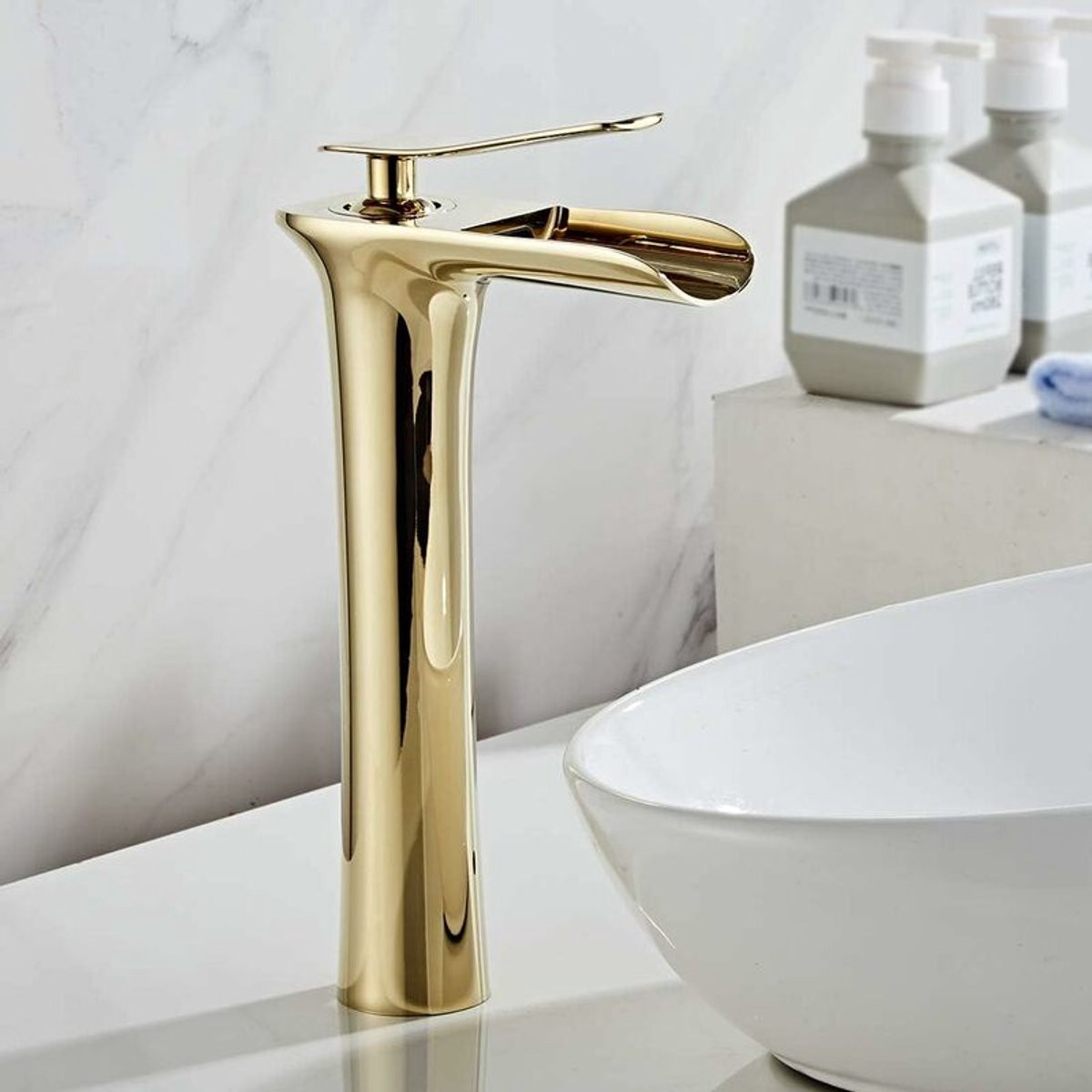 Moderne goudkleurige waterval wastafelmengkraan met één greep voor de badkamer