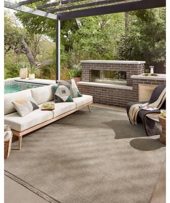 Alexander Home Dana Indoor / Outdoor Traditional Area Rug