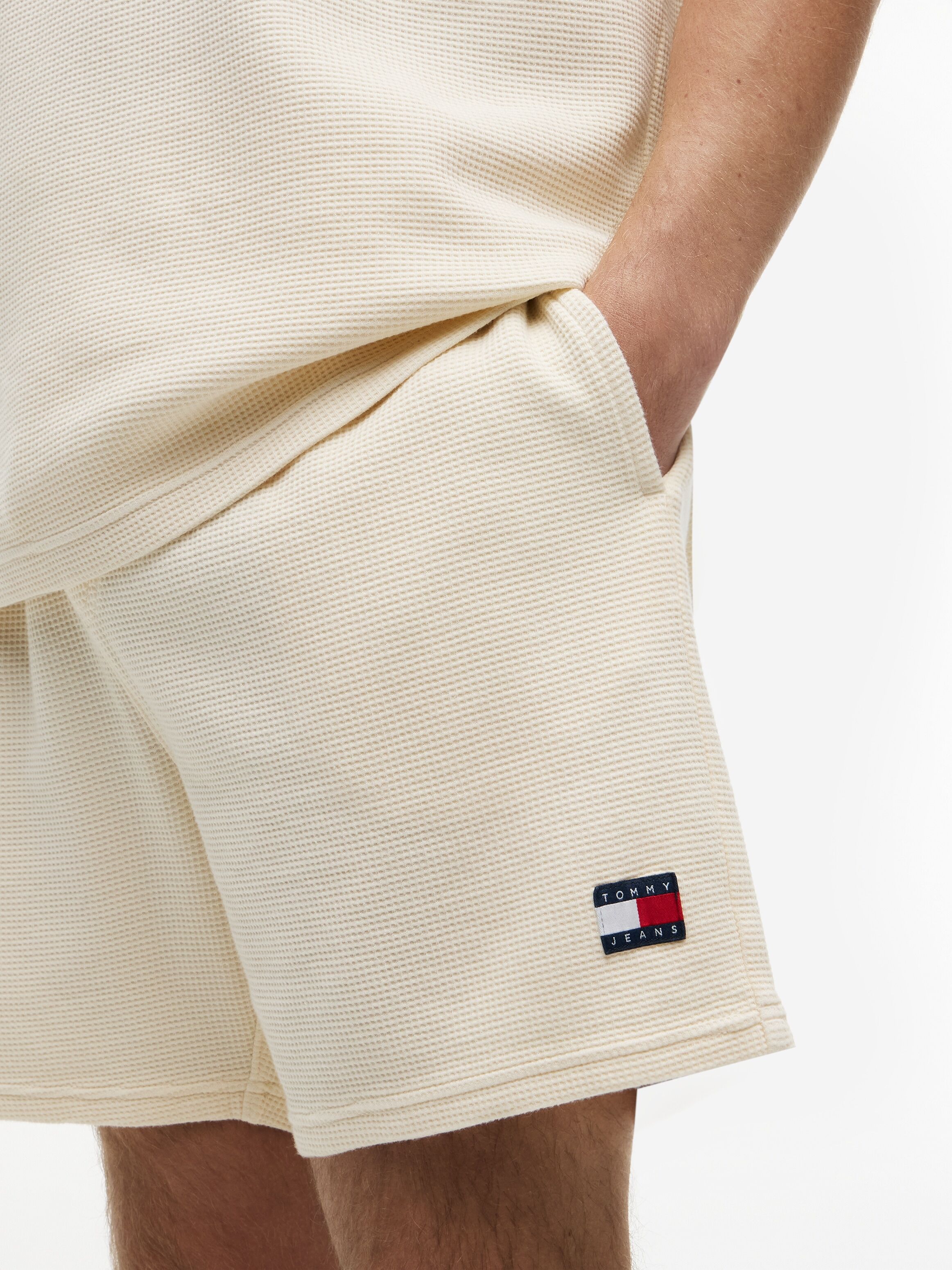Sweatshorts TOMMY JEANS "TJM WASHED WAFFLE BEACH SHORT", Herren, Gr. S, N-Gr, beige (calico), Sweatware, Obermaterial: 100% Baumwolle, regular fit kniefrei, Hosen Sweatshorts, aus Waffelstrick und elastischem Bund calico S, N-Gr