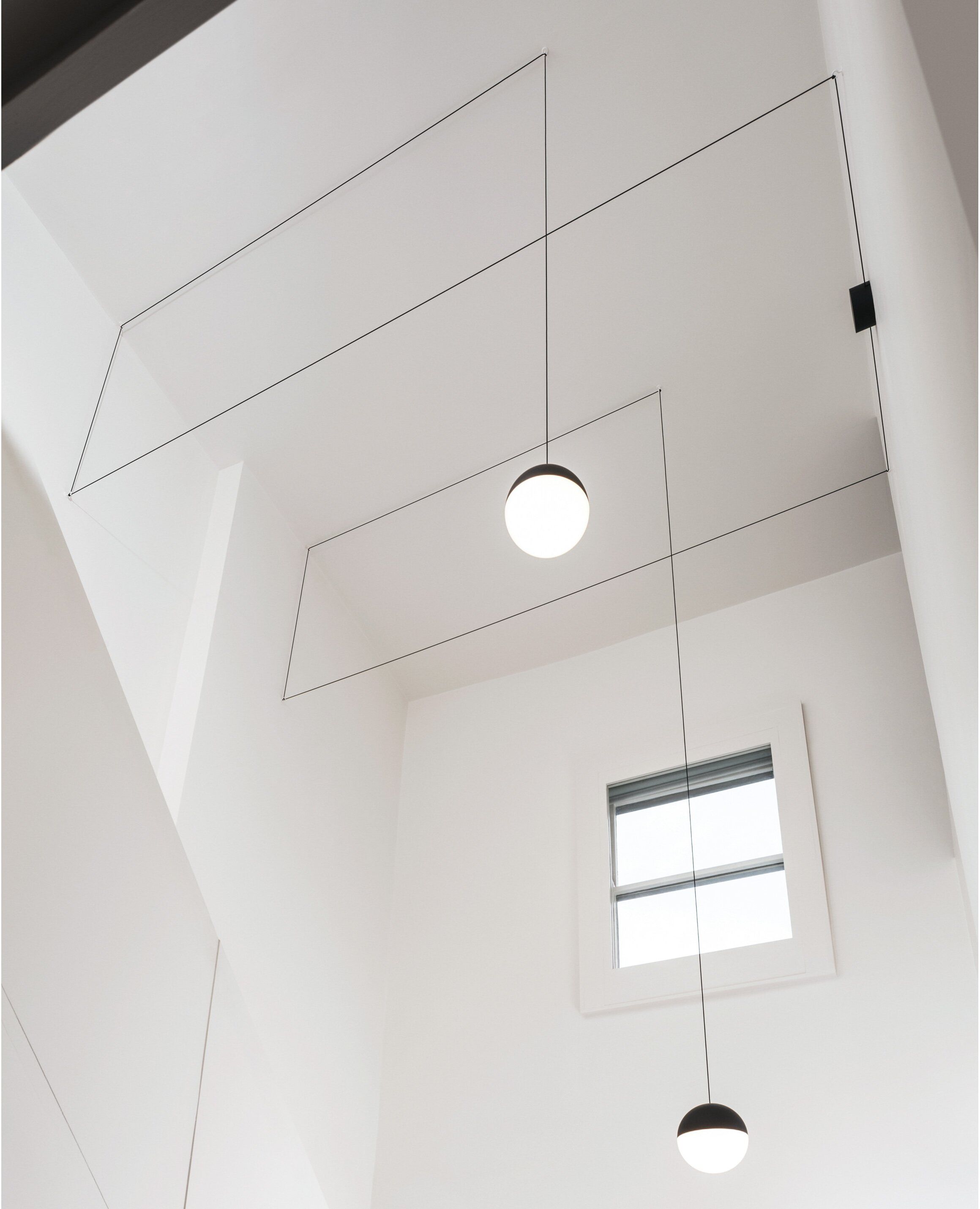 Flos String Light Kugelkopf Pendelleuchte (ohne (für Nachbestellungen - nicht be... ohne (für Nachbestellungen - nicht betriebsbereit)   2 schwarze Pendel (je 22m Kabel)