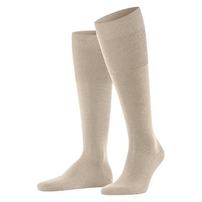 Kniestrümpfe FALKE "Airport", Herren, Gr. 39-40, beige (beige meliert), Materialmix, unifarben, normal, Socken Kniestrümpfe, Merinowolle außen, langes Bündchen, atmungsaktiv, klimaregulierend