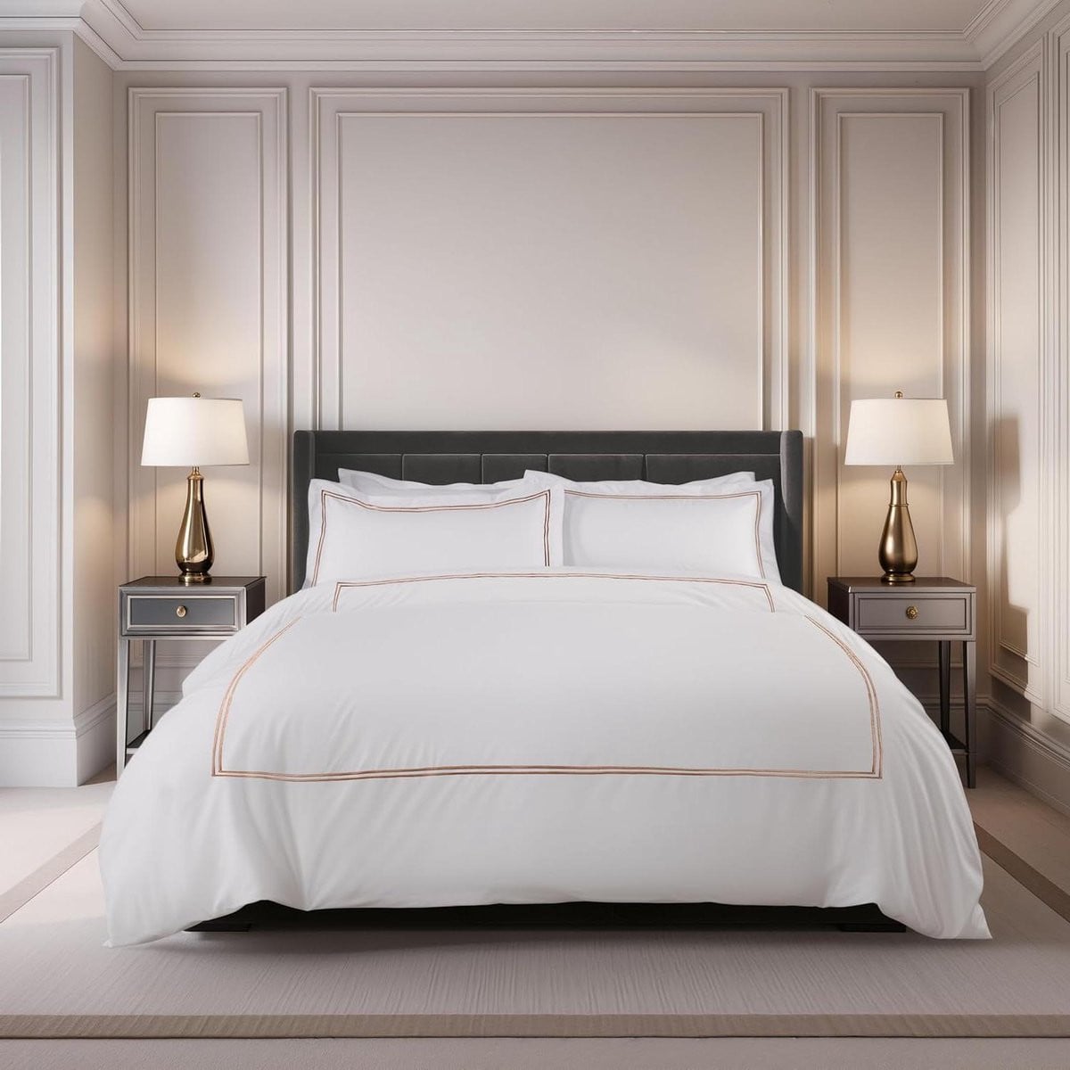 Taupe Dekbedovertrekset met Geborduurd Verstekrand Detail voor King Size Bed