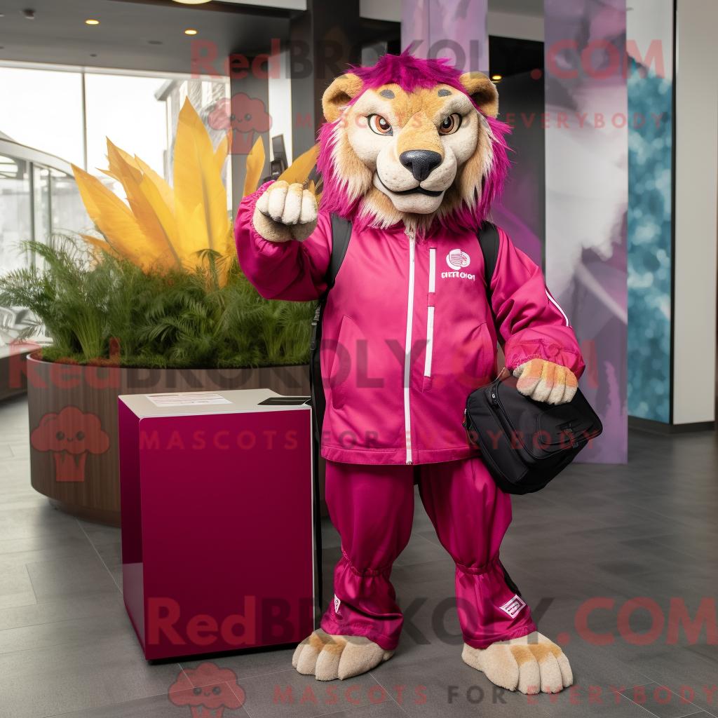 Maskottchenfigur REDBROKOLY eines magentafarbenen Smilodon mit Windjacke und Aktentasche