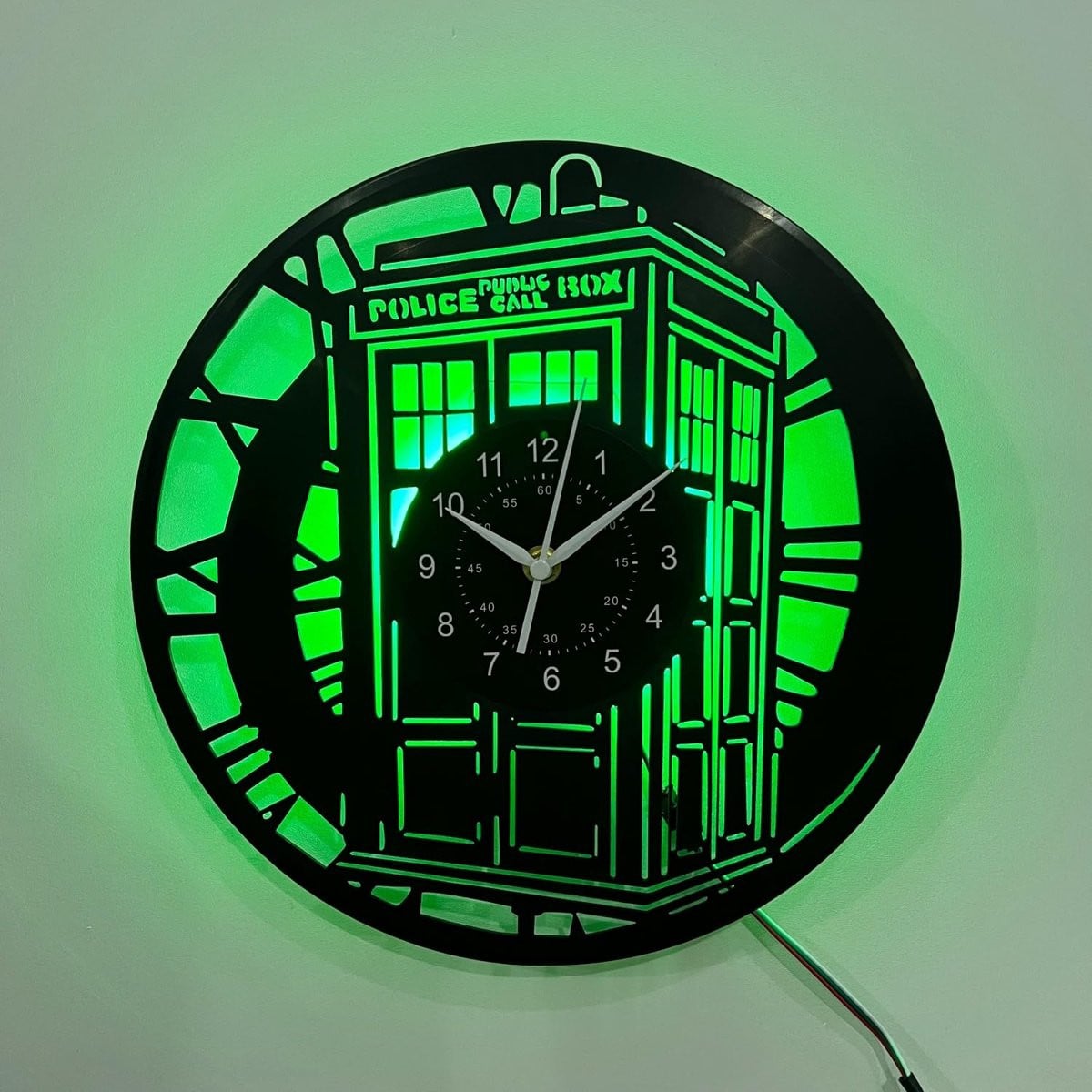 ShopVlot Wandklok LED met vinyl politiebox motief en achtergrondverlichting