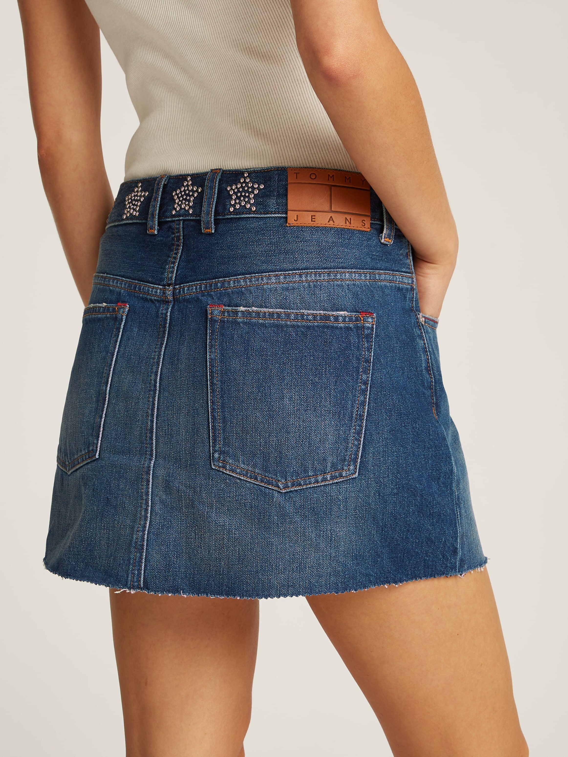 Jeansrock TOMMY JEANS "STUDDED DENIM MINI SKIRT AI9057", Damen, Gr. 28, blau (denim schwarz), Denim/Jeans, Obermaterial: 100% Baumwolle, unifarben, straight fit mini, Röcke Jeansrock, mit Strass-Details