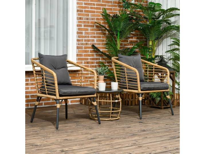 Un ensemble de mobilier de jardin en rotin gris composé de trois pièces comprenant une table basse et deux chaises avec coussins.
