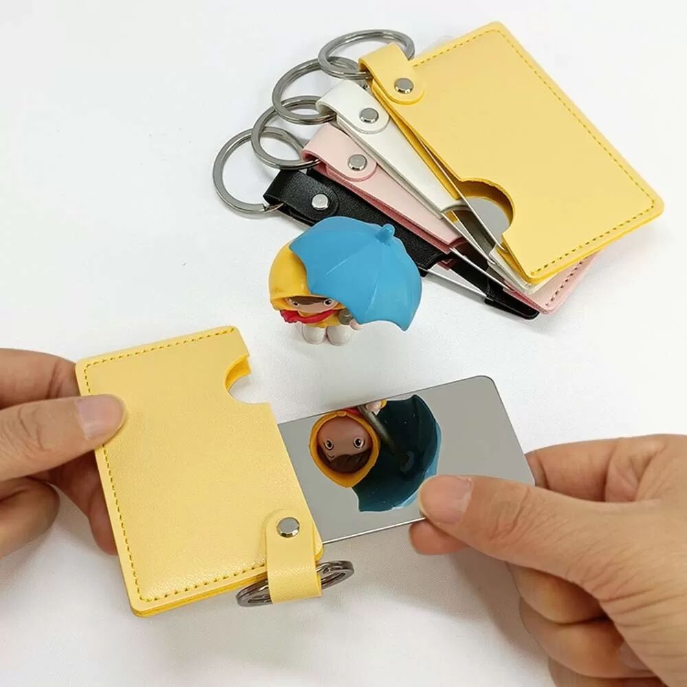 INF Kreativer Mini-PU-Leder-Kosmetikspiegel mit Schlüsselanhänger – Tragbarer Edelstahlspiegel Gelb