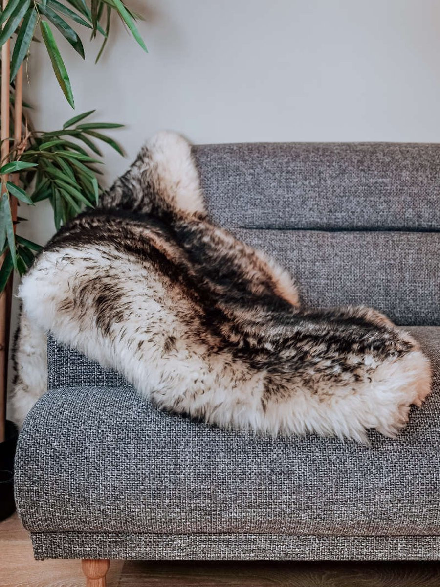 Echte Moeflon schapenvacht zwart-wit maat S (95 cm)