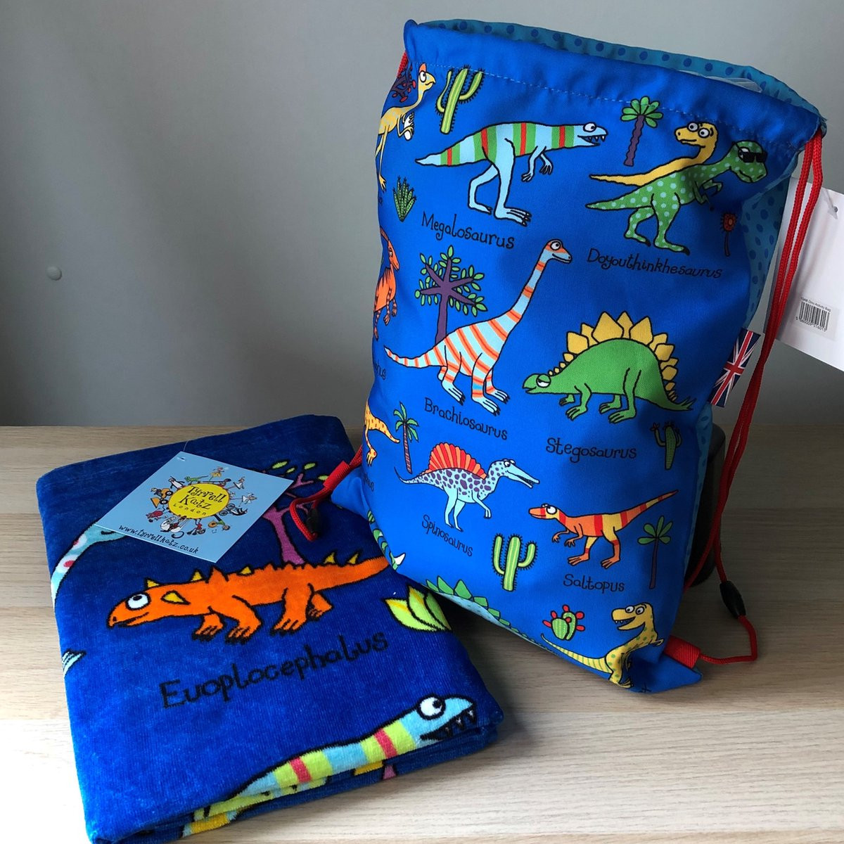 Tyrrell Katz Dino Dinosaurus kinder handdoek met sporttas - 140 x 70 cm