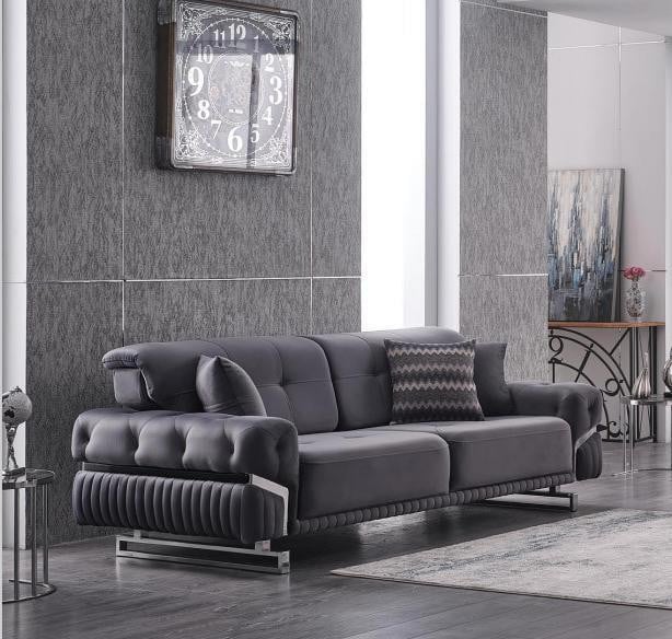 Luxe grijze stoffen zithoek met driezitsbank voor in de woonkamer