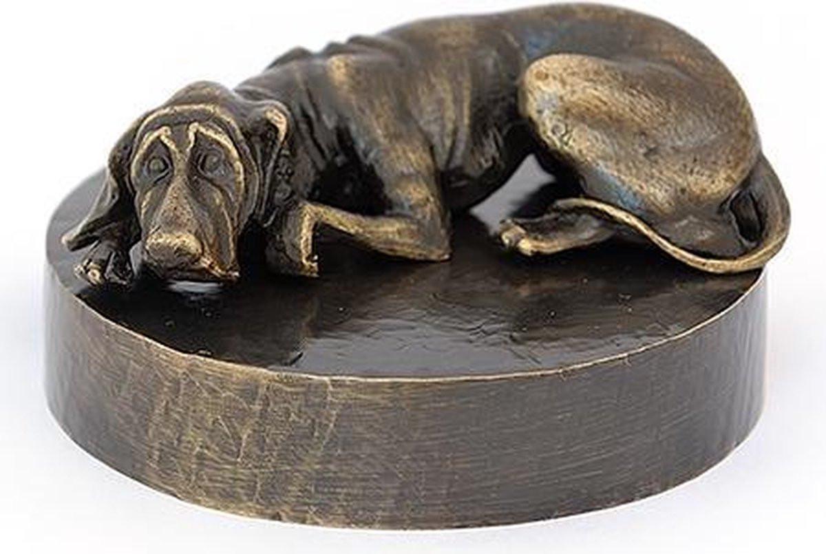 Verbronsde hondenurn voor Deense dog liggend