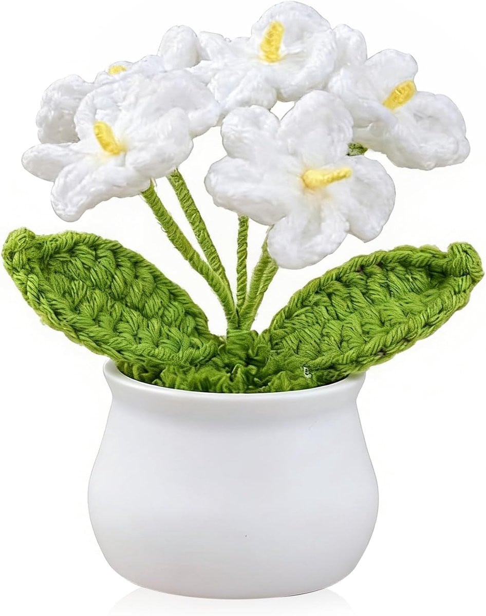 Handgemaakte gebreide vergeet-mij-nietjes in een witte pot als decoratieve kunstplanten
