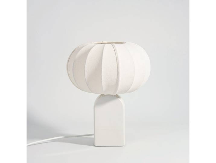 Braune Steingutlampe mit beigefarbenem ovalem Lampenschirm