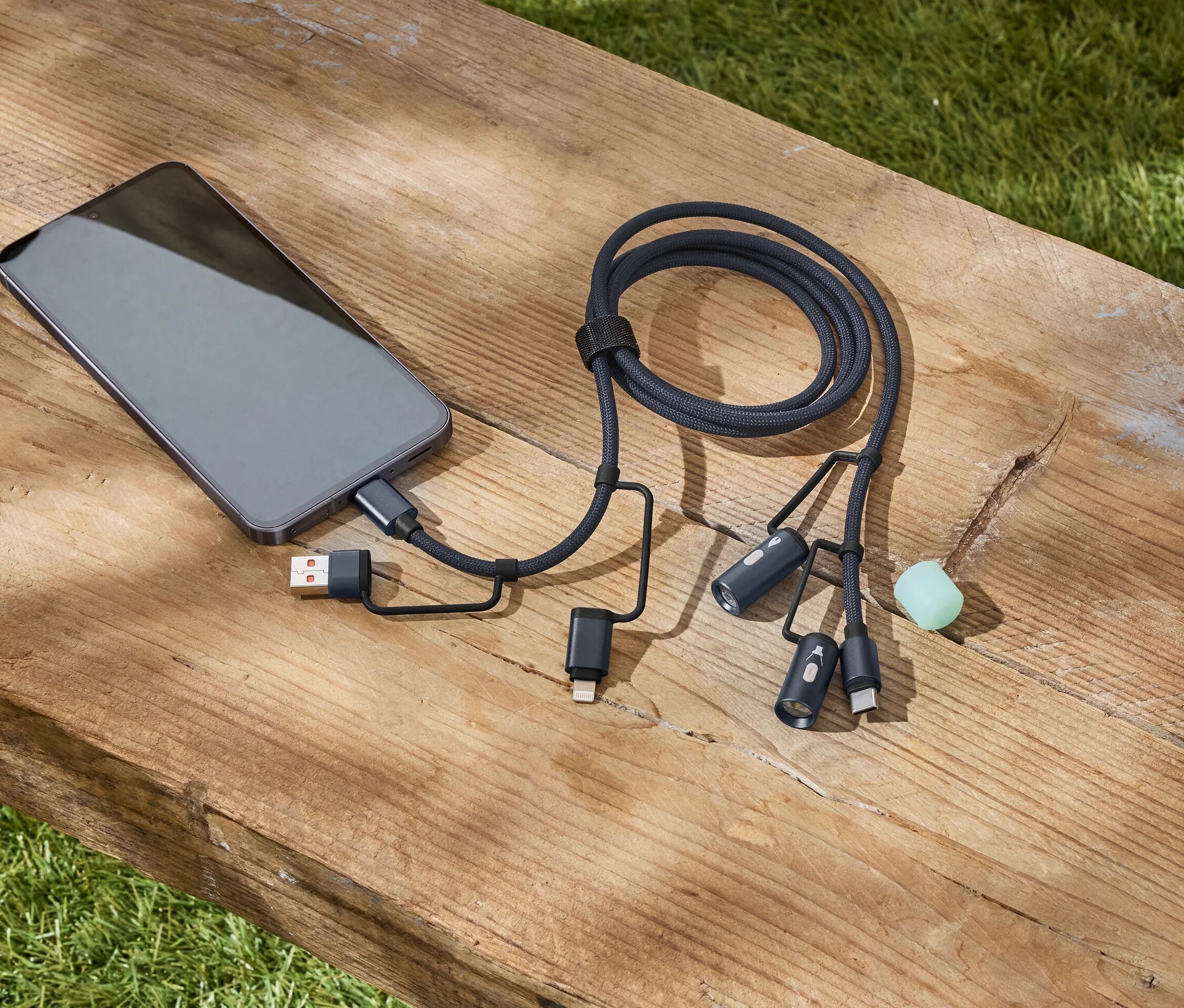 Tchibo - 3-in-1-Ladekabel mit Licht und Feuerzeug - beige
