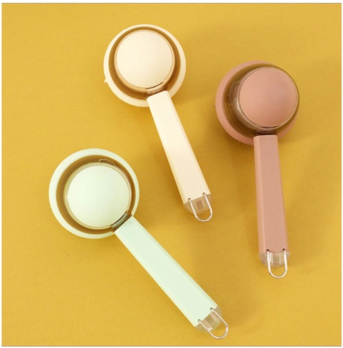 INF Brosse de bain massage pour animaux en silicone avec réservoir de shampooing intégré - Poils souples en silicone pour Jaune
