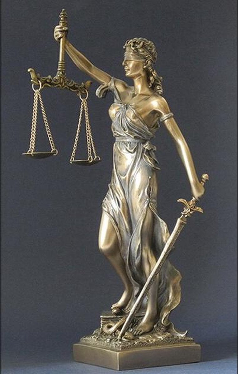 Parastone beeld Vrouwe Justitia voor op tafel
