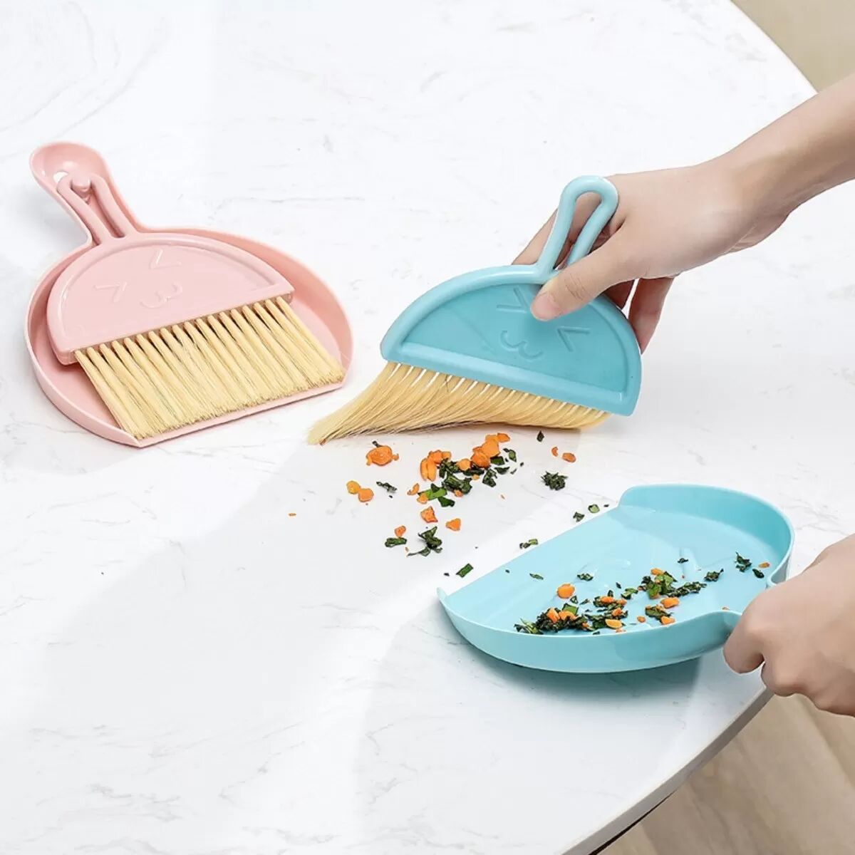 INF Mini-Staubschaufel und Bürsten-Set – Kompakte PP-Staubschaufel mit Nylon-Borstenbürste für Tastatur, Schreibtisch und Blau