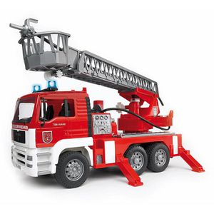 bruder 02771 MAN TGA Feuerwehr, mit Wasserspritzfunktion, Licht und Sound, 1:16