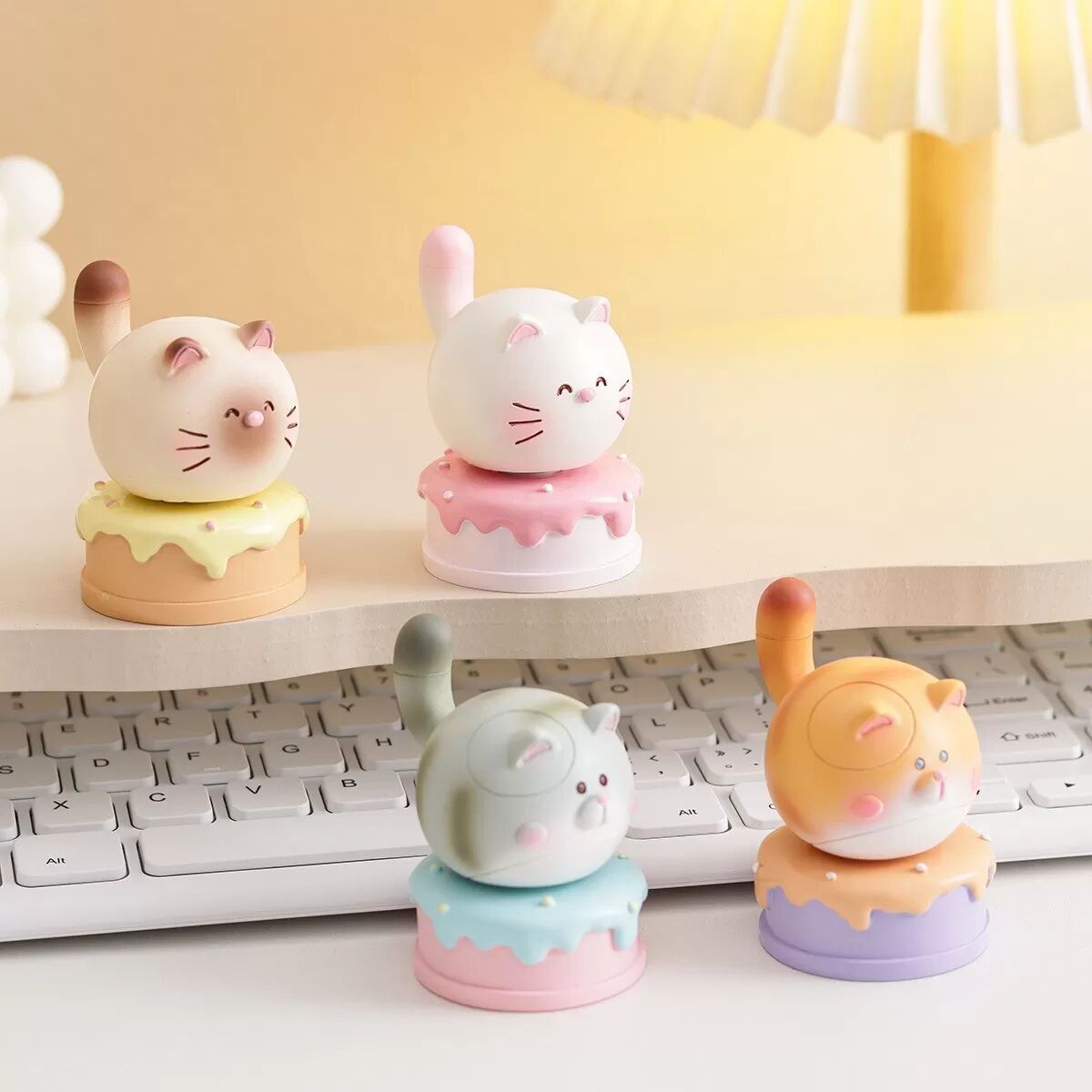 INF Harz drehbare Katzenfiguren Schreibtisch-Dekor Set – Niedliche mehrfarbige drehbare Katzen-Spielzeuge für Büro Stressabbau,