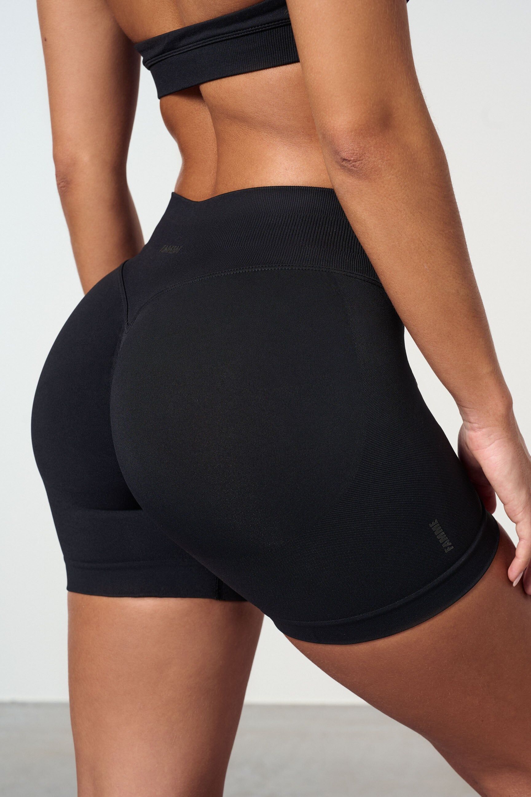 FAMME - Mid Waist Sculpt Shorts - Black / L