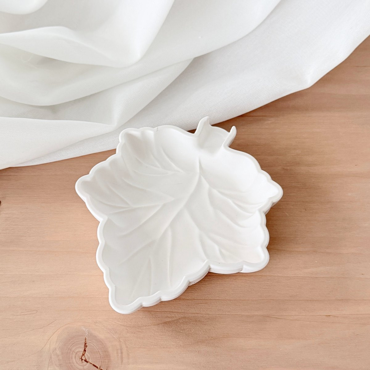 Wit decoratieschaaltje in bladvorm voor sieraden en kleine accessoires