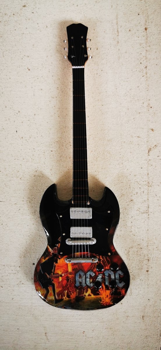 ACDC Miniatuur Gitaar met Standaard - 25 cm - Decoratie voor Muziekliefhebbers