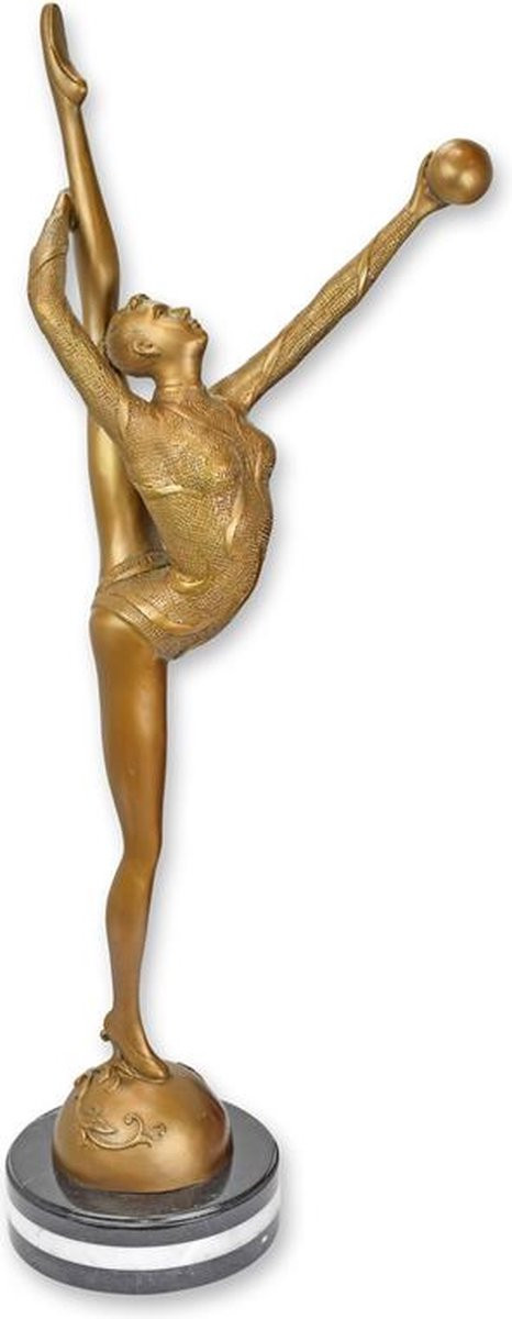 Bronskleurige ballerina sculptuur met bal, 90 cm hoog