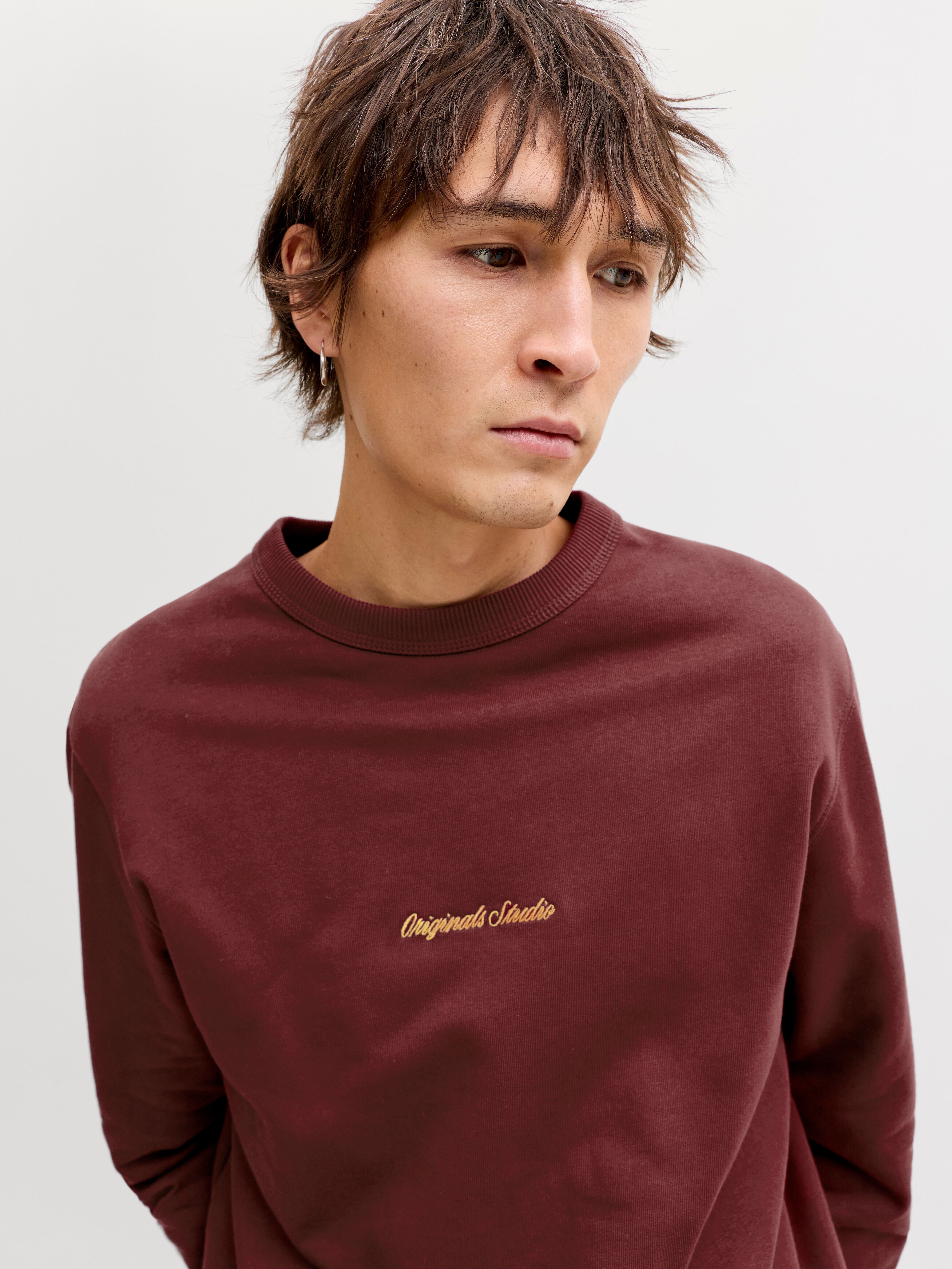 Sweatshirt JACK & JONES "JORNORREBRO EMB SWEAT CREW NOOS", Herren, Gr. M, braun (cabernet), angeraute Sweatware, Obermaterial: 89% Baumwolle, 11% Polyester, bedruckt, relaxed fit normal, Rundhals, Rippbündchen, Sweatshirts Sweatshirt, mit Logo Print caber