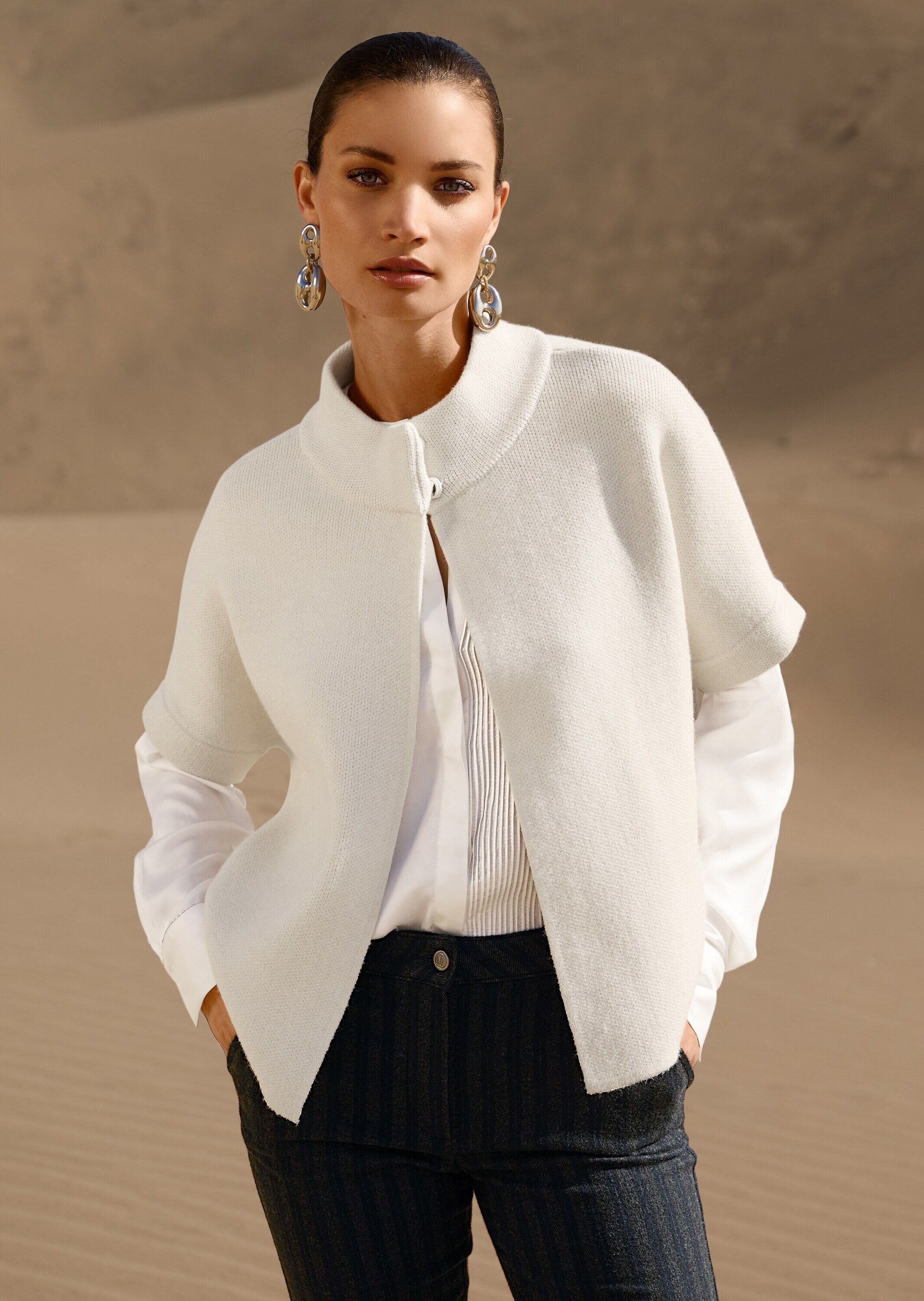 Strickjacke MADELEINE "Strickcape Moderne Strickjacke im Cape-Design", Damen, Gr. 48, weiß (perlweiß, melange), Obermaterial: 50% Viskose CV. 28% Polyester PES. 22% Polyamid PA., Modern, Strickjacken Strickjacke, Wertvoller Milano-Strick