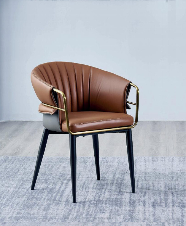 Bruine leren design eetkamerstoel met houten onderstel en textiel details
