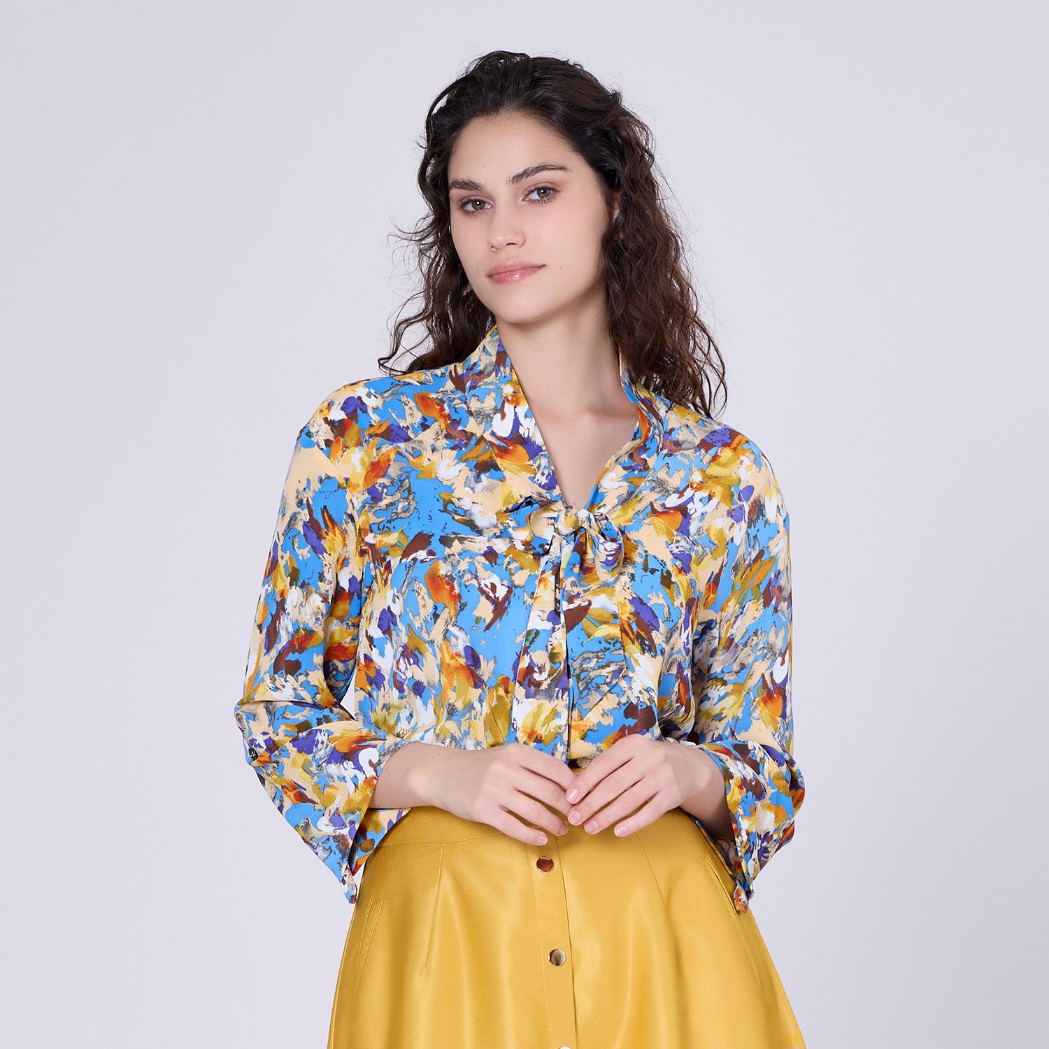 Bluse mit Ascot-Krawatte und abstraktem Druck