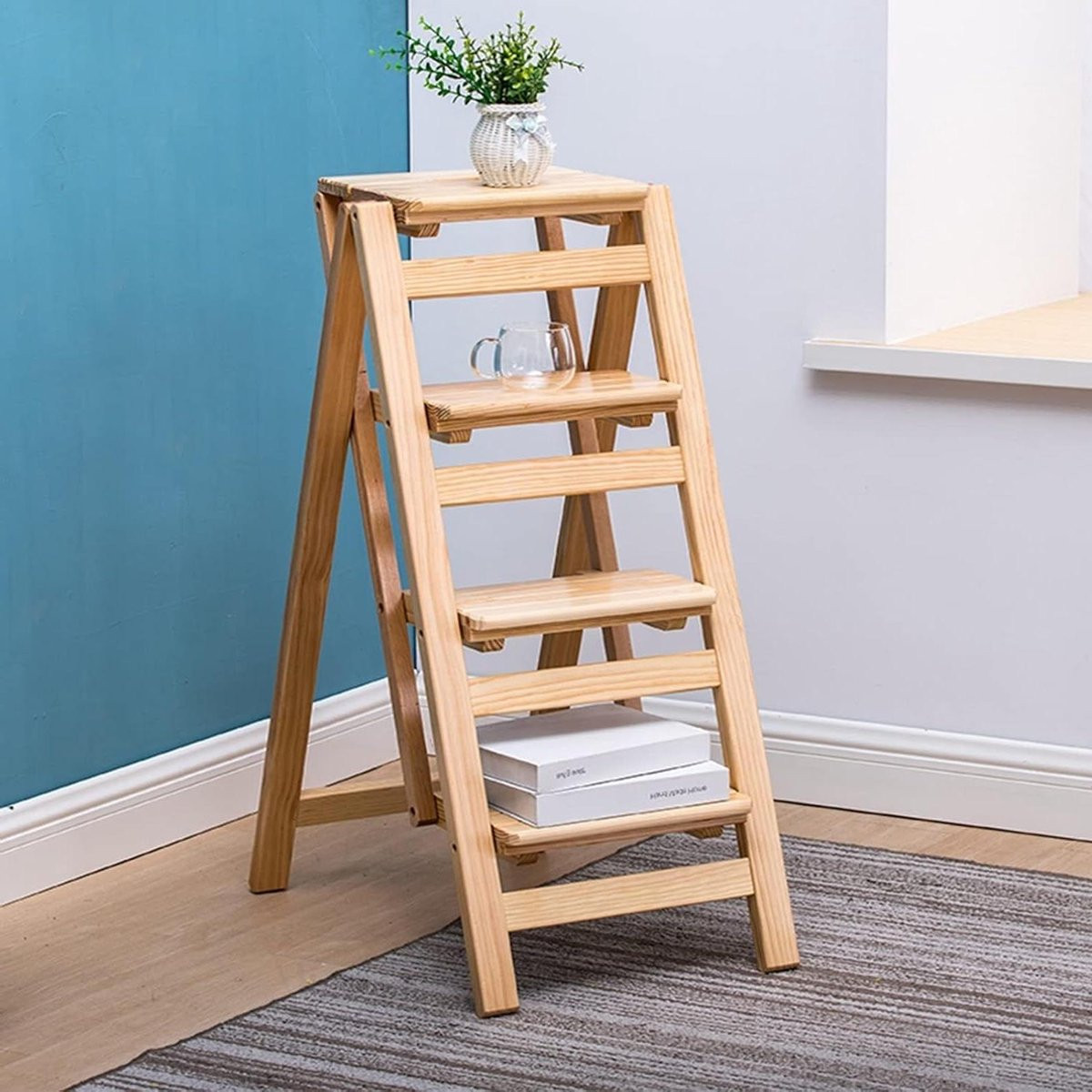 Houten ladderkruk en vouwtrap als bloemrek van massief hout