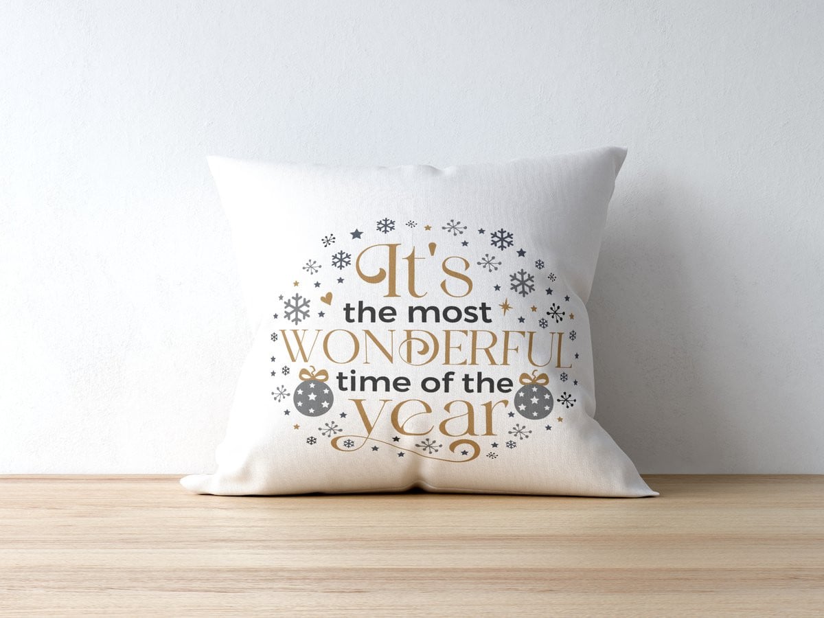 Sierkussen met kersttekst Its The Most Wonderful Time Of The Year en sneeuwvlokken, polyester