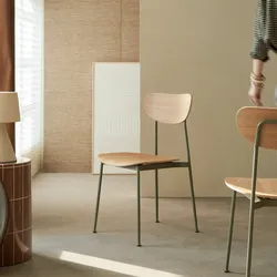 Lilo – Stuhl aus massivem Eschenholz und grünem Metall
