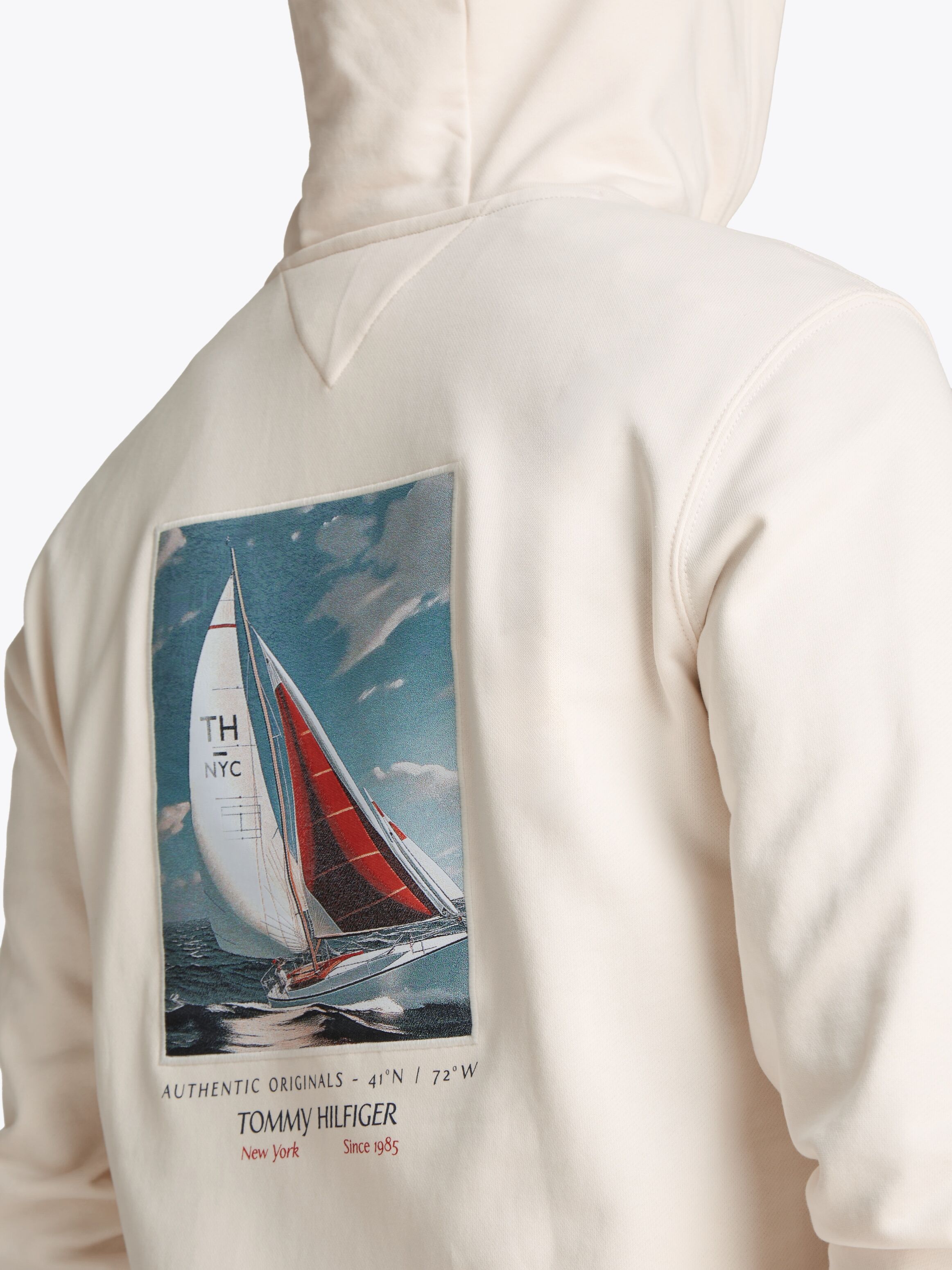 Kapuzensweatshirt TOMMY HILFIGER "HILFIGER COLOR PHOTO PRT HOODIE", Herren, Gr. 3XL, weiss (ivory petal), Sweatware, Obermaterial: 100% Baumwolle, regular fit, Rippbündchen, Sweatshirts Kapuzensweatshirt, mit grossem Fotoprint auf dem Rücken ivory petal 3