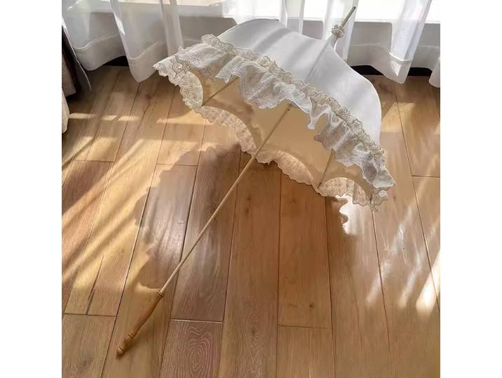 Parapluie pagode antique en dentelle brodée blanc laiteux, style lolita rétro, accessoire de photographie de mariage.
