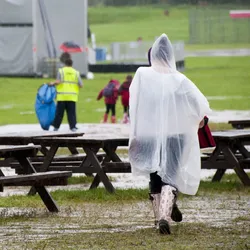 8er-Set Kompakter Notfall-Regenponcho mit Kapuze: Transparenter, wasserdichte Regenkleidung (120 cm) – idealer Begleiter für Reisen, Outdoor-Events